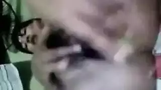 الفتاة الفضولية تقيس قضيب أخيها غير الشقيق الصلب قبل مصه بعمق