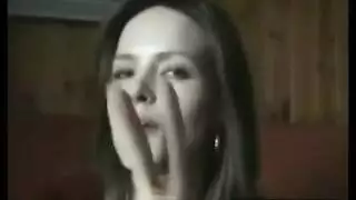 فتاة سمراء مغرية تلعب بملابسها الداخلية في عرض إباحي صريح