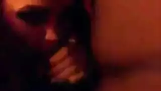 منحنية ومضروبة في ملابسها الجلدية المثيرة