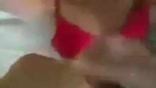 طالبة ذكية تبتلع السائل المنوي بعد جلسة إباحية مكثفة