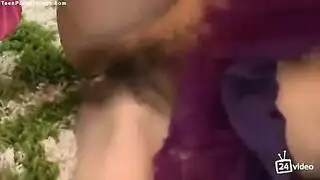 شقراء قرنية ، لافتة ميلينا تطرح عارية في حمام السباحة