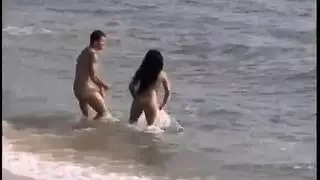 مص على شاطئ رملي يتحول إلى أكل فرج مبلل