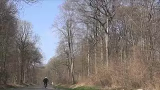 عاهرة سمراء مغرية تكشف كل شيء في مقطع إباحي