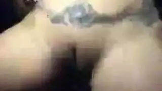مفلسة ويائسة للزبر: زبر الجار لملكة سمراء