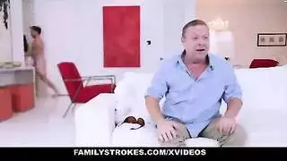 ثنائي مراهق مع رجلين أكبر سناً مثارين