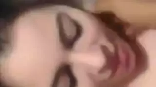 جماع زوجي مكثف: هو يضرب مهبلها المغربي حتى النشوة
