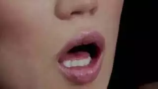 إدخال متطرف: تمديد فرجها بقضيب حيواني صناعي ضخم