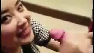 مراهقة جميلة وصغيرة تلعق زب خالها
