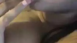 فتاة كبيرة الثديين يحصل ثقبها المبلل على تمدد بقضيب سميك