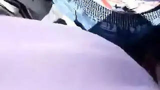 يحك زبو على البنات فالباص