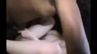 الجميلة الداكنة تستخدم العضو الاصطناعي لإثارة فرجها الرطب قبل جنس خشن