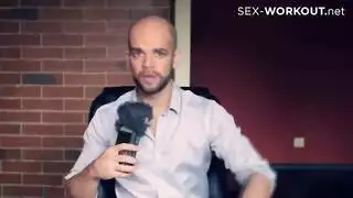 صاحب المحل ينيك زوجة الخادم عنده دائما
