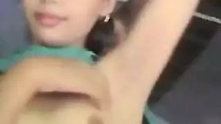 العاهرة الصغيرة تظهر ثدييها الضخمين للكاميرا