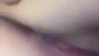 شخص يصور صاحبه