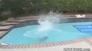 عاهرة شرجية طماعة تُملأ بقضيبين صلبين