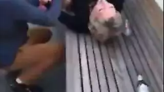 سادي لحس رجلين في الشارع كلبة