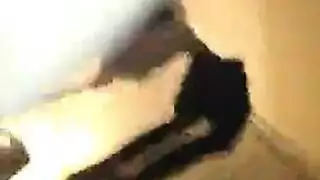 طالبة مشاغبة تمارس جنساً عنيفاً في الحمام وتحبه