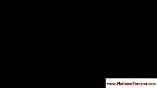 فتاة مثيرة تبلع كريمتها الخاصة من فرجها