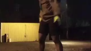 رجل يدخل ليل على امرء ناءمة