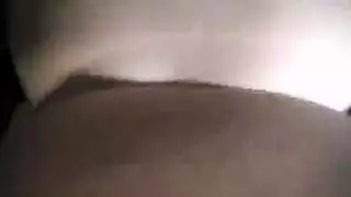 وقت الامتحان: فتاة سمراء تأخذ قضيبًا ضخمًا من الخلف