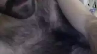 ثعلب أشيب بلحية يملأ فمها بالسائل المنوي في خيال مص قضيب