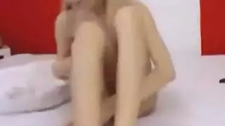 مراهقة سمراء في دانتيل أزرق تمارس جنس صارخ مع جارها الأكبر سناً