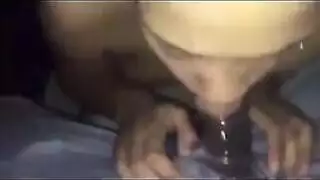 مص قضيب في العلن: فتاة سوداء تخدم قضيبًا أبيض