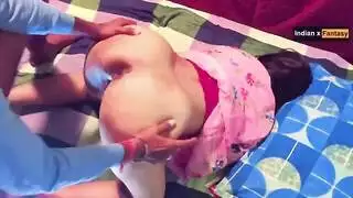 فتاة جامعية ديسي نحيلة تتعرض لوضعية كلابية قاسية مع قذف داخلي