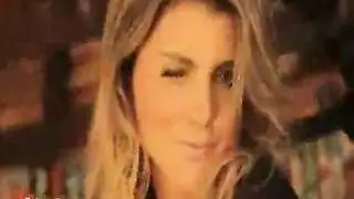 فتاة صغيرة الحجم تكشف كل شيء تحت سروالها الداخلي الأبيض