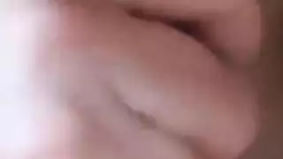 فمها الرطب ينزلق على قضيبي لابتلاع عميق مثالي