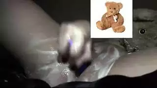 كرة الثلج الزبادي سنو وايت تتلقى لعق وجه من شيطان هنتاي