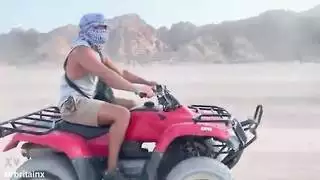 أقفز على الكواد وثيري يتأرجح وأحلم بزب يخترقني بعمق