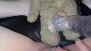 ملاك مراهقة تمارس الجنس العنيف مع دسار زجاجي سميك عميق في الشرج لأول مرة