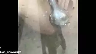 عاهرة سعودية صغيرة تلعب بشقها المبلل على كاميرا الويب أثناء الاستحمام