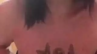 فتى عربي مثير مدمن على ثديها الطبيعي الكبير ومهبلها الرطب