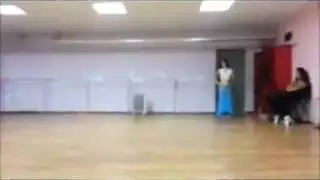 راقصة شرقية مثيرة تُخترق من فتحتين