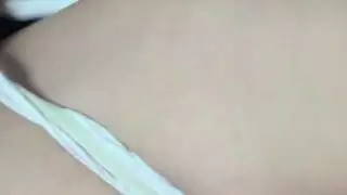 تفرد رجليها لساني على فرجها