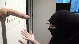 مسلمة ناضجة تبلع زب حصان ضخم في حلقها