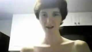 حل للمزاج المثير: عاهرة معطف المطر الأحمر تتوسل للضرب الجنسي القاسي