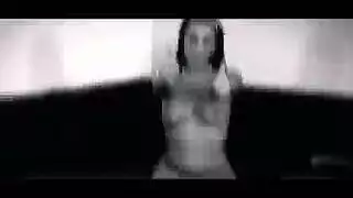 امرأة سمراء برية في بيكيني صغير