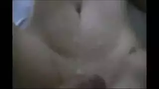 سمراء قرنية الجبهة الجبهة تصيبها شقها بينما الرجل الأصغر سنا يمارس الجنس معها بشدة على الأريكة