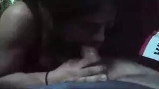 امرأة سمراء مفلس لا تمانع في الحصول على مارس الجنس بعد أن تم مصها مع هذا ديك