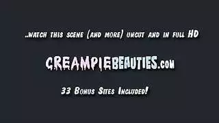 فتاة آسيوية تدلك فرجها المبلل وتحصل على دش منوي