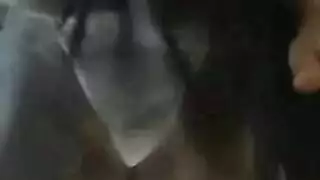 امرأة سمراء حلوة مثير تصنع أصوات شقي حقًا أثناء الصب