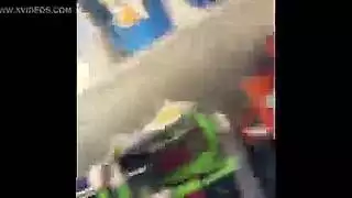 امرأة ناضجة وقحة تمارس الجنس مع شابين على المكتب