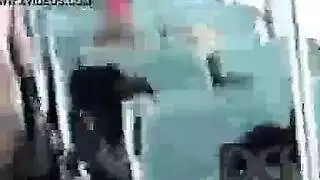 فتاة مراهقة بلباس اللاتكس الأحمر اللامع تعبد قضيب أسود ضخم كالمحترفة