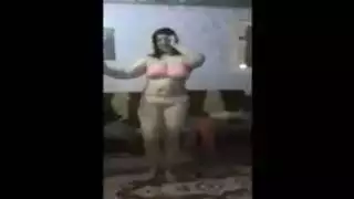 رقصة مثيرة لعاهرة عربية: حركات إباحية مع قفز المؤخرة والأثداء