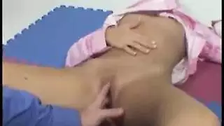 قضيب ضخم يمارس الجنس معها بعمق وبقوة