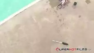 دموع على وجهها بينما تأخذ القضيب بعمق