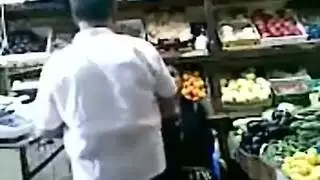 بائع الخضار يقدم أكثر من الخضار للفتاة المصرية